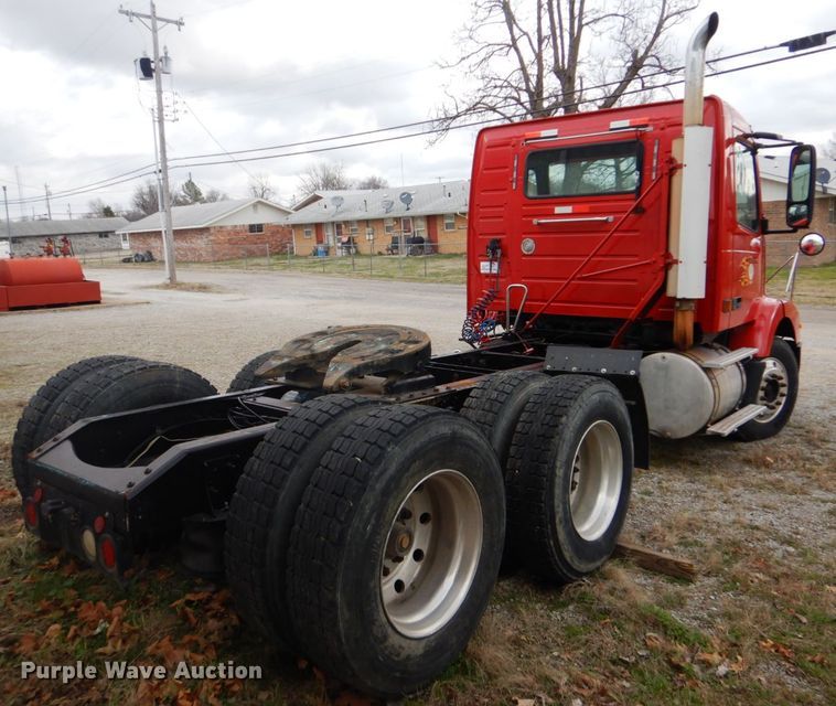 image for item DI2384 2000 Volvo VN semi truck