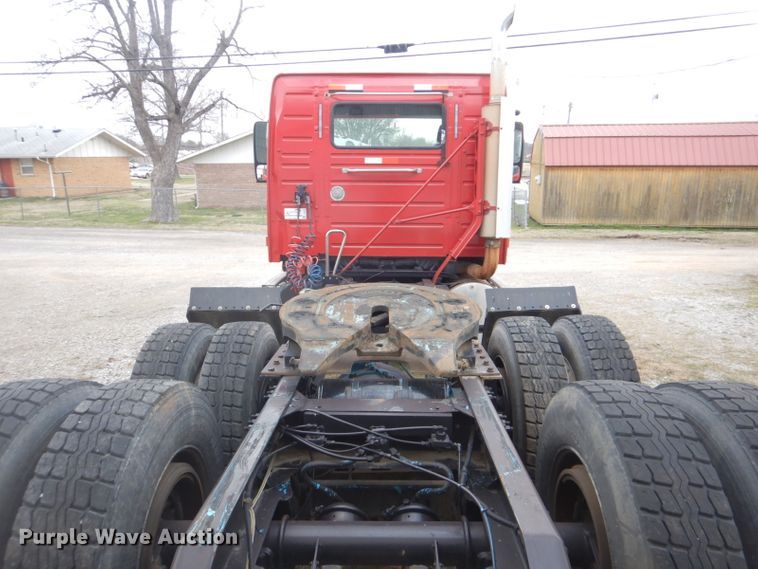 image for item DI2384 2000 Volvo VN semi truck