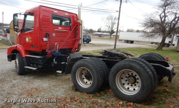 image for item DI2384 2000 Volvo VN semi truck