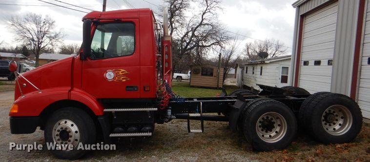 image for item DI2384 2000 Volvo VN semi truck