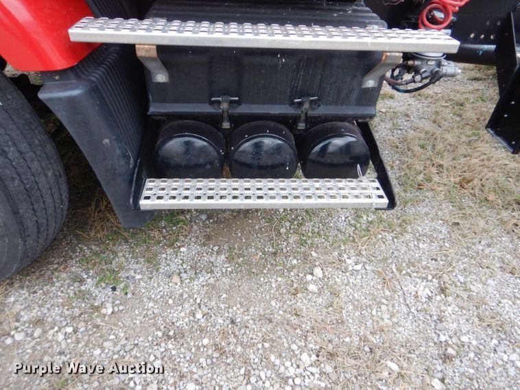 image for item DI2384 2000 Volvo VN semi truck