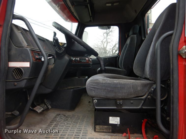 image for item DI2384 2000 Volvo VN semi truck