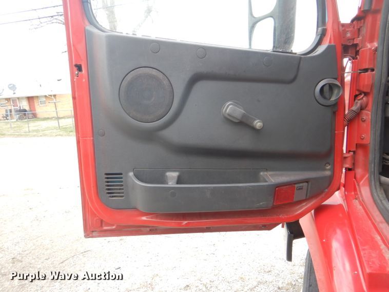 image for item DI2384 2000 Volvo VN semi truck