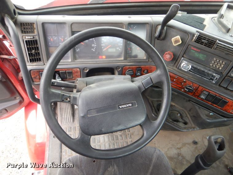 image for item DI2384 2000 Volvo VN semi truck