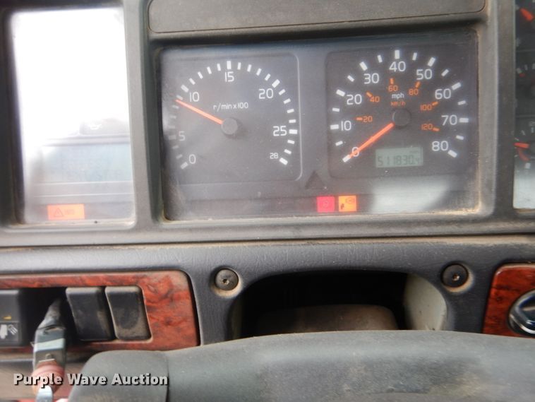 image for item DI2384 2000 Volvo VN semi truck