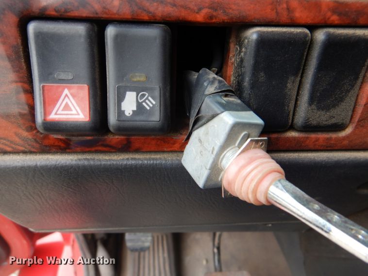 image for item DI2384 2000 Volvo VN semi truck