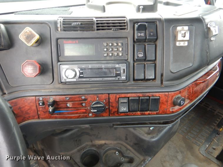 image for item DI2384 2000 Volvo VN semi truck