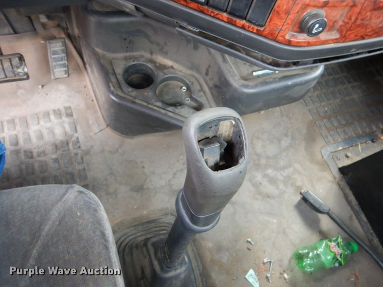 image for item DI2384 2000 Volvo VN semi truck