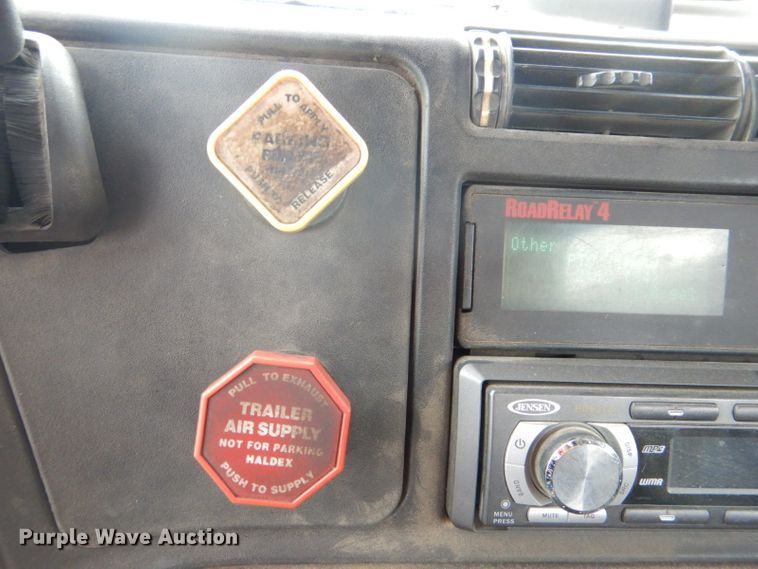 image for item DI2384 2000 Volvo VN semi truck