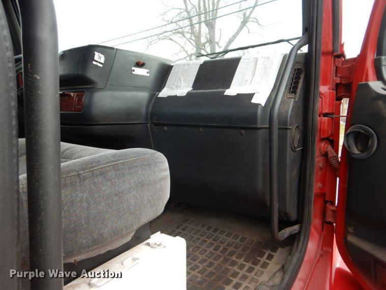 image for item DI2384 2000 Volvo VN semi truck