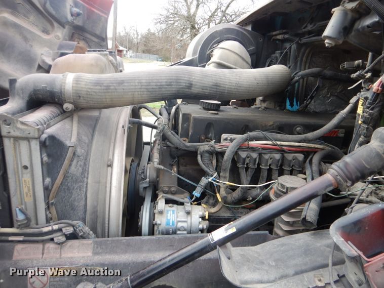 image for item DI2384 2000 Volvo VN semi truck