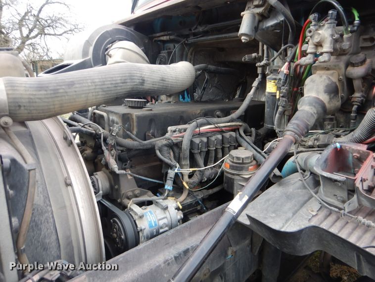 image for item DI2384 2000 Volvo VN semi truck