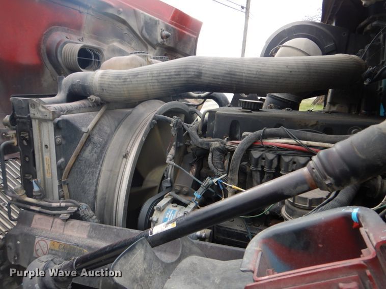 image for item DI2384 2000 Volvo VN semi truck