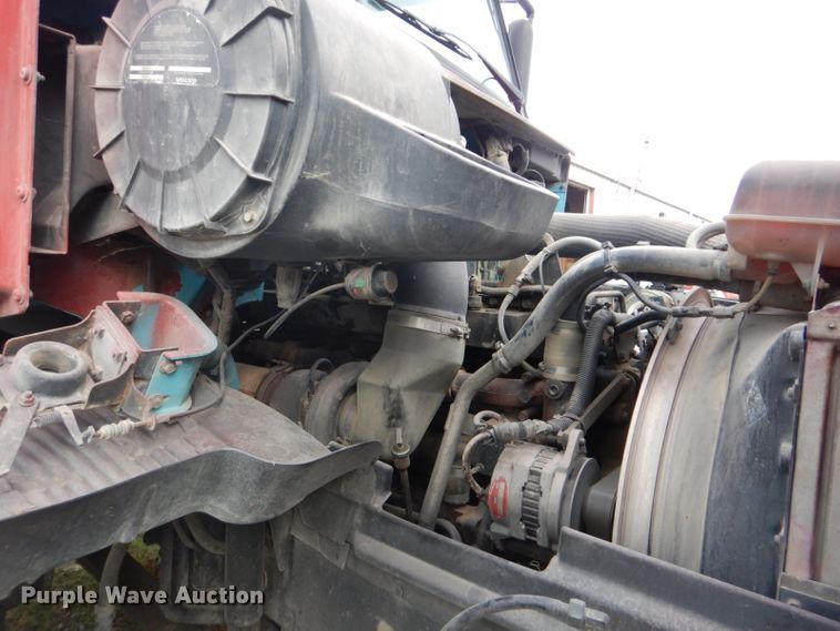 image for item DI2384 2000 Volvo VN semi truck