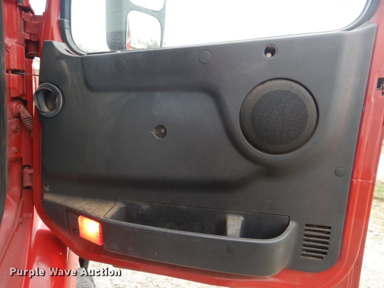 image for item DI2384 2000 Volvo VN semi truck