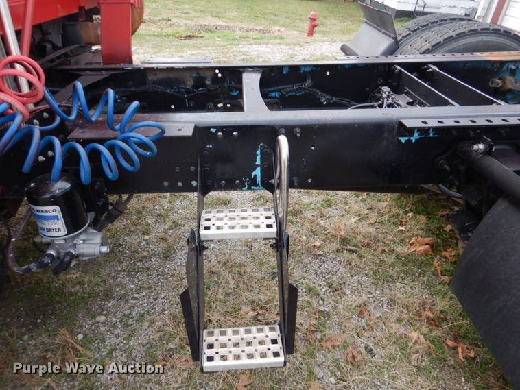 image for item DI2384 2000 Volvo VN semi truck