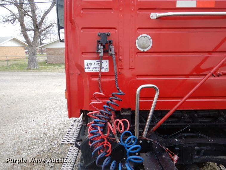 image for item DI2384 2000 Volvo VN semi truck