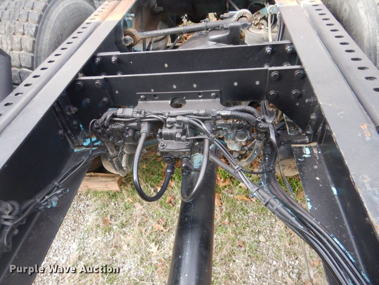 image for item DI2384 2000 Volvo VN semi truck