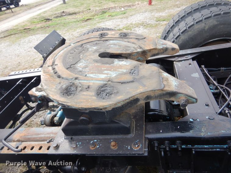 image for item DI2384 2000 Volvo VN semi truck