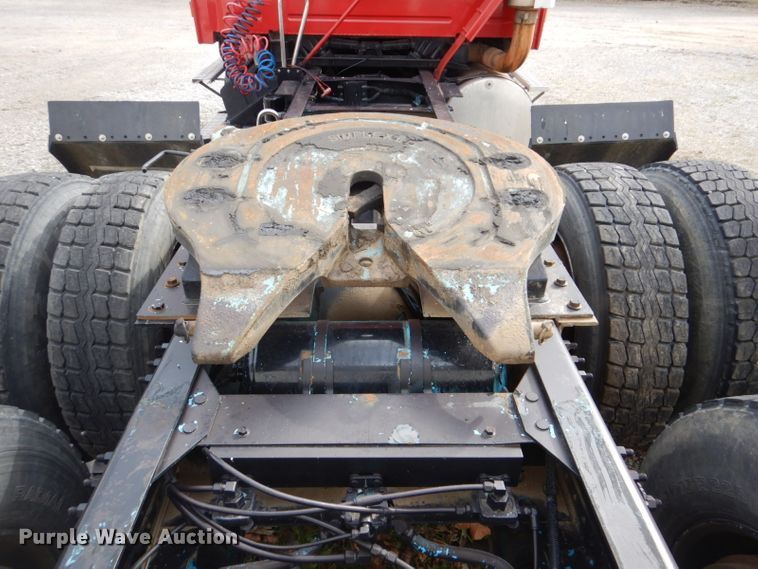 image for item DI2384 2000 Volvo VN semi truck