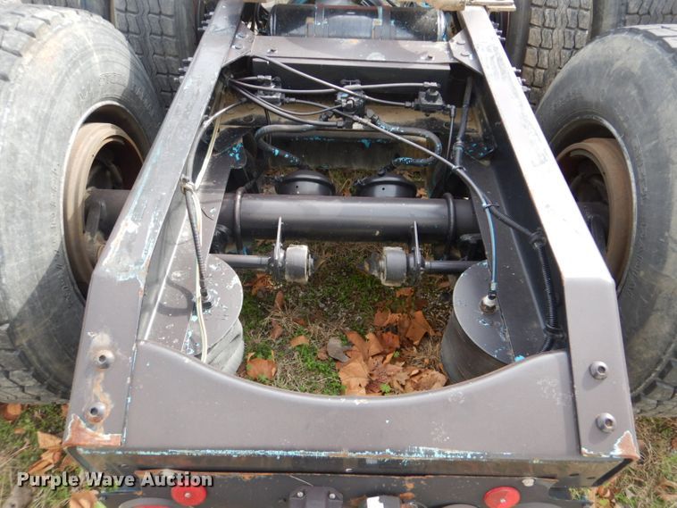 image for item DI2384 2000 Volvo VN semi truck