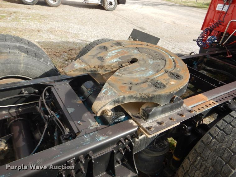 image for item DI2384 2000 Volvo VN semi truck