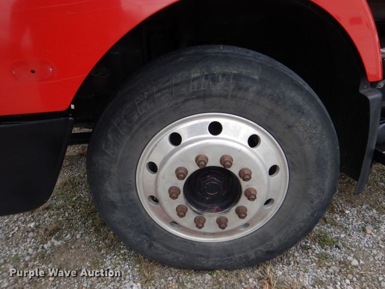 image for item DI2384 2000 Volvo VN semi truck