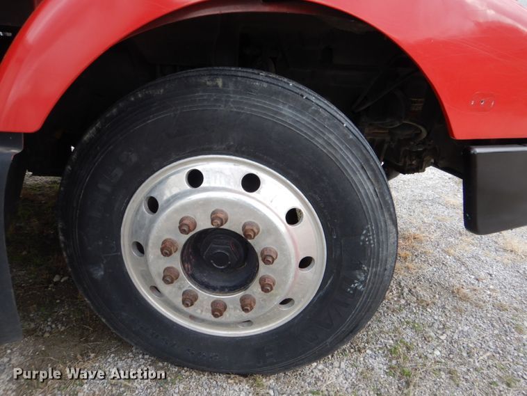 image for item DI2384 2000 Volvo VN semi truck