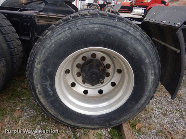 image for item DI2384 2000 Volvo VN semi truck