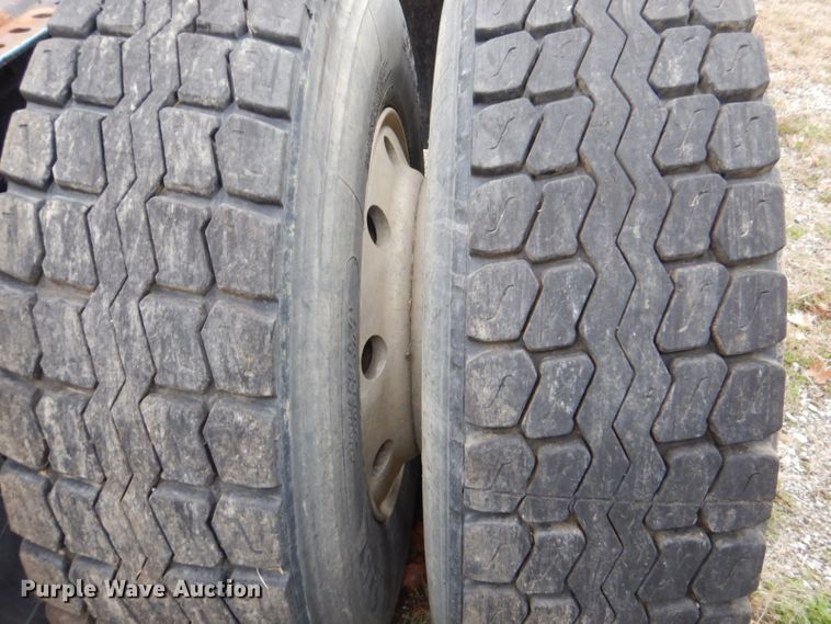 image for item DI2384 2000 Volvo VN semi truck