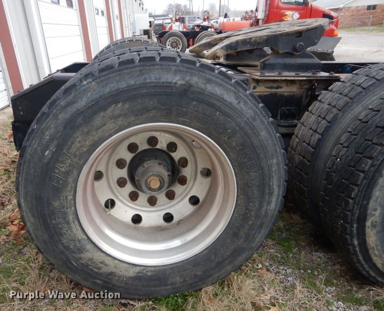 image for item DI2384 2000 Volvo VN semi truck