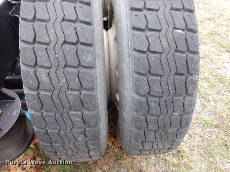 image for item DI2384 2000 Volvo VN semi truck