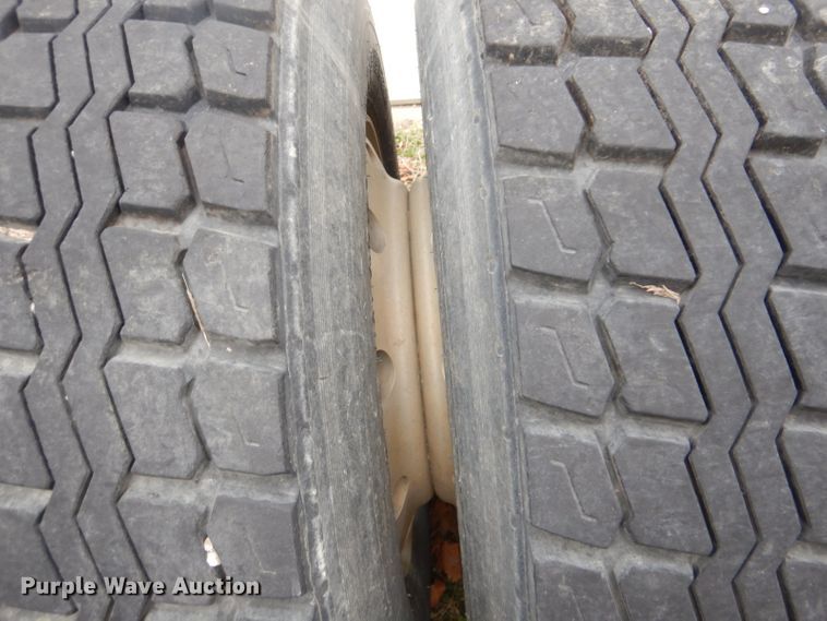 image for item DI2384 2000 Volvo VN semi truck