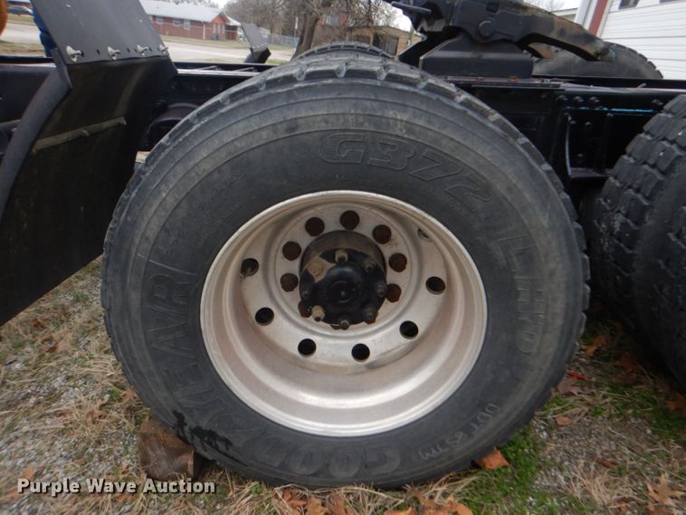 image for item DI2384 2000 Volvo VN semi truck