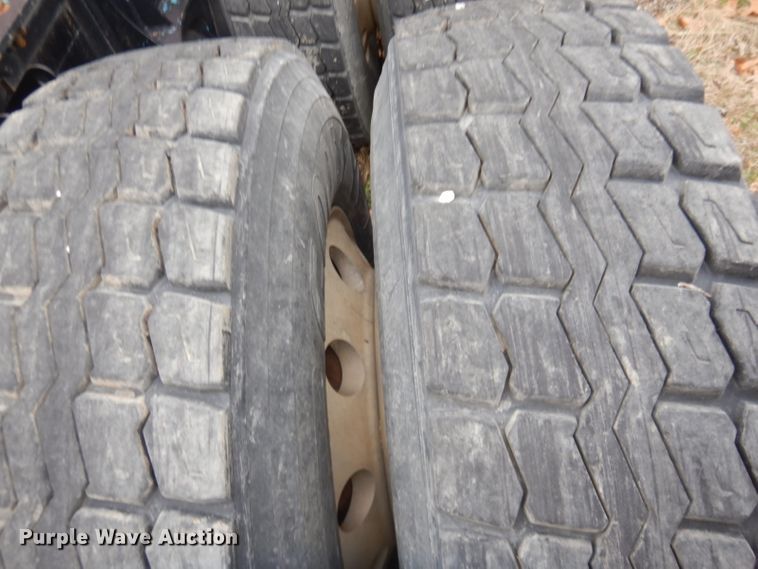 image for item DI2384 2000 Volvo VN semi truck