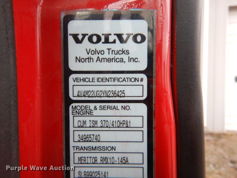 image for item DI2384 2000 Volvo VN semi truck