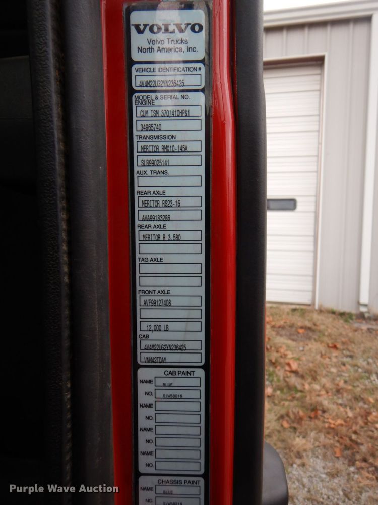 image for item DI2384 2000 Volvo VN semi truck