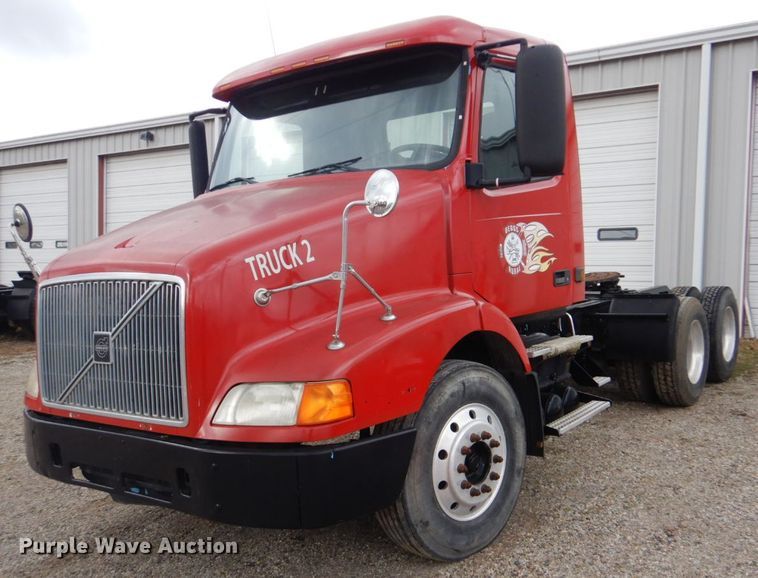 image for item DI2385 2000 Volvo VN semi truck