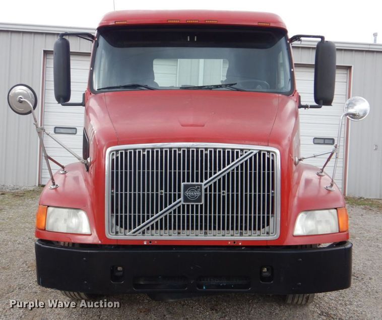 image for item DI2385 2000 Volvo VN semi truck