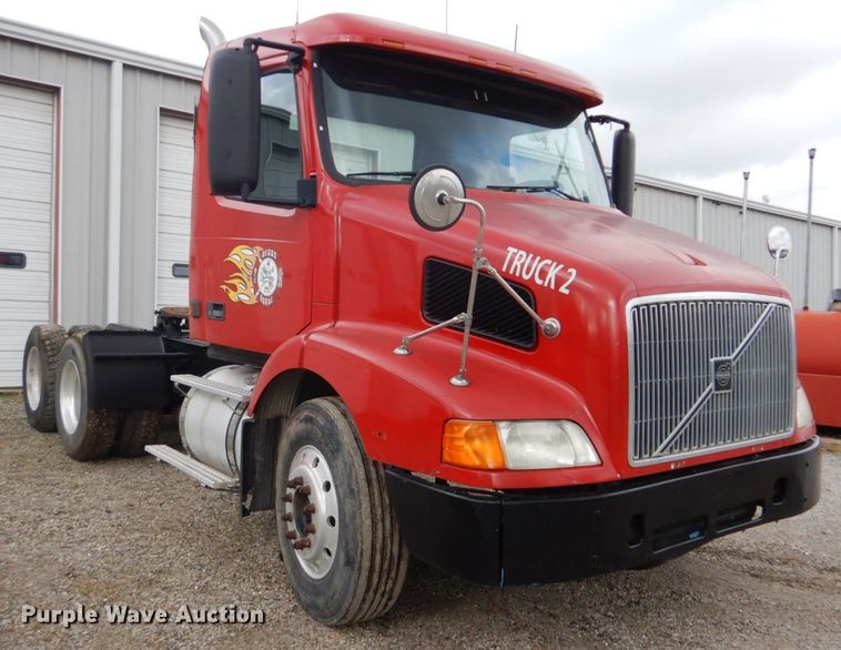 image for item DI2385 2000 Volvo VN semi truck