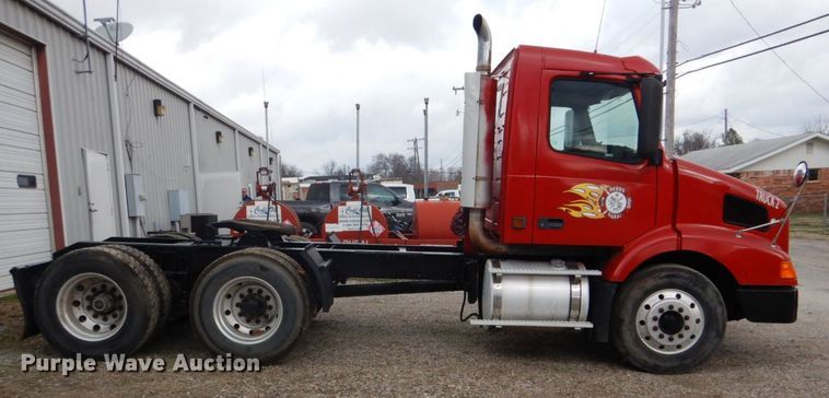image for item DI2385 2000 Volvo VN semi truck