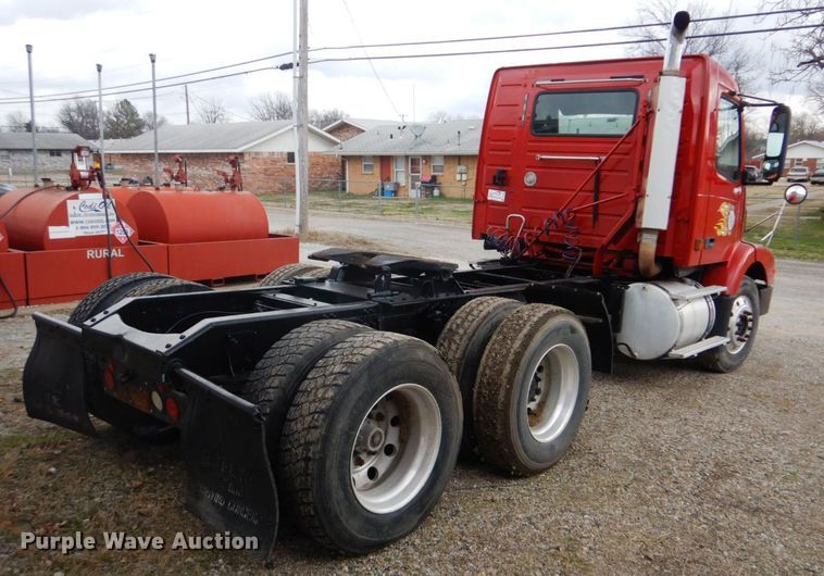 image for item DI2385 2000 Volvo VN semi truck