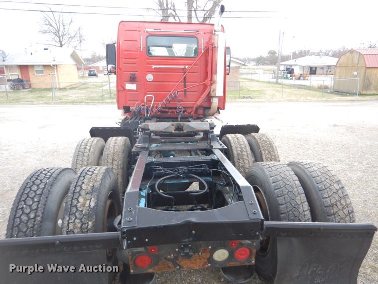 image for item DI2385 2000 Volvo VN semi truck