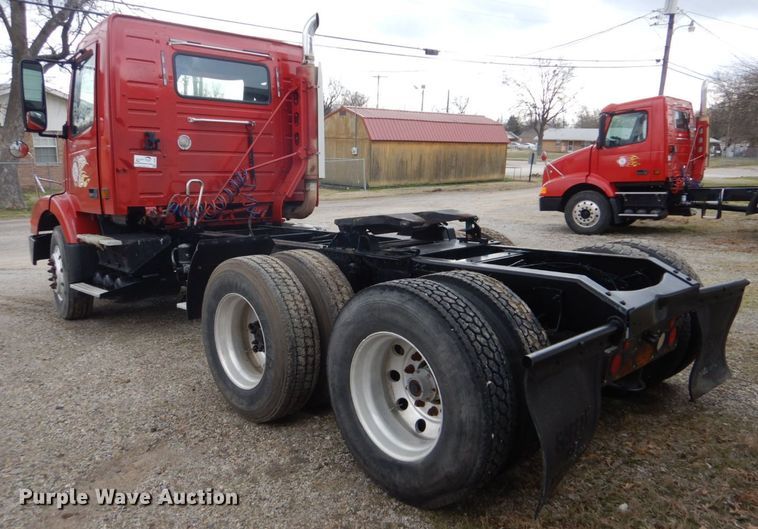 image for item DI2385 2000 Volvo VN semi truck