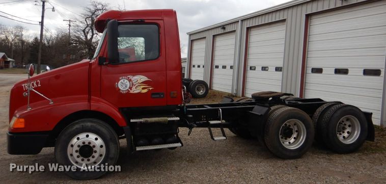 image for item DI2385 2000 Volvo VN semi truck