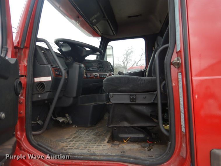 image for item DI2385 2000 Volvo VN semi truck