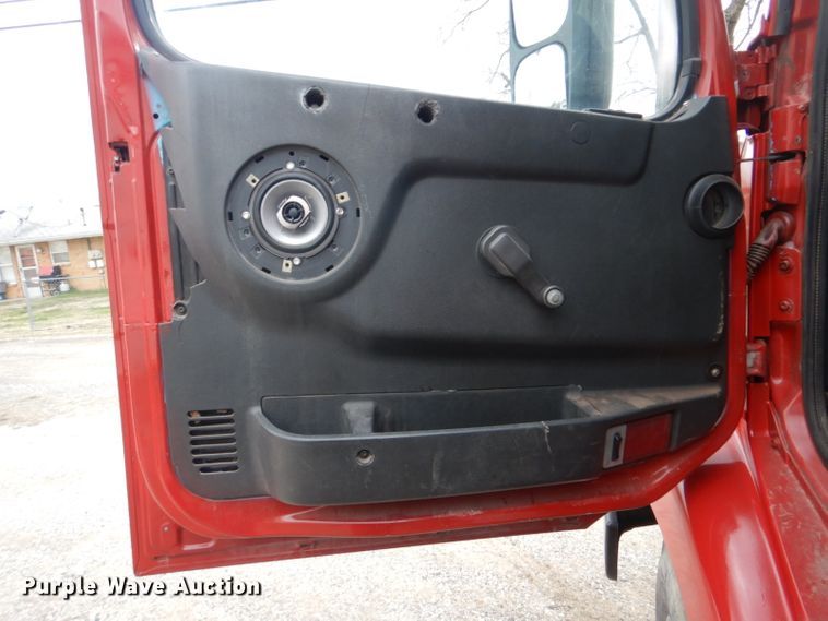 image for item DI2385 2000 Volvo VN semi truck