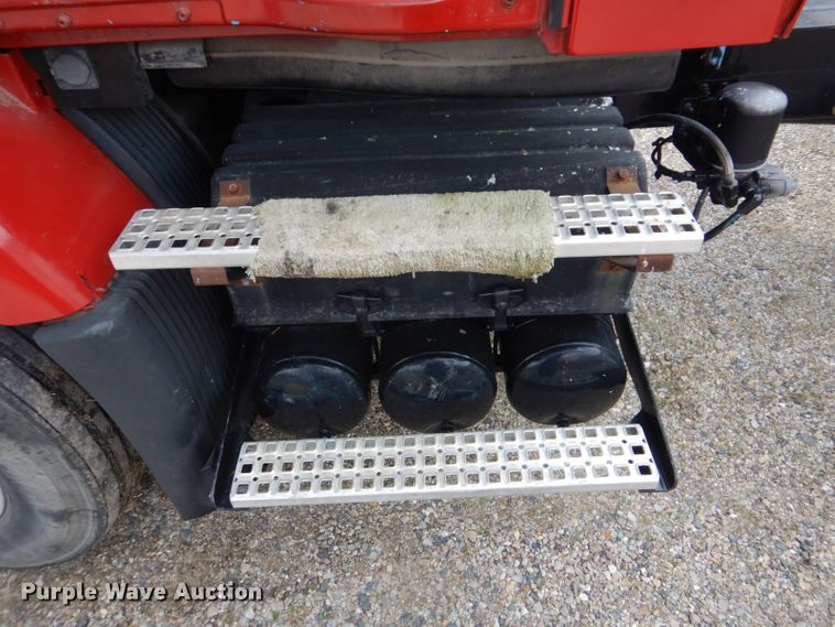 image for item DI2385 2000 Volvo VN semi truck