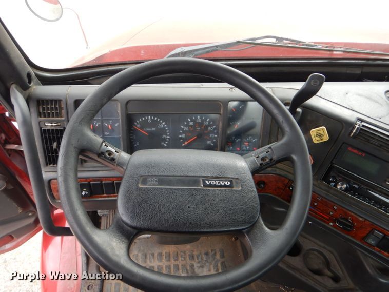 image for item DI2385 2000 Volvo VN semi truck