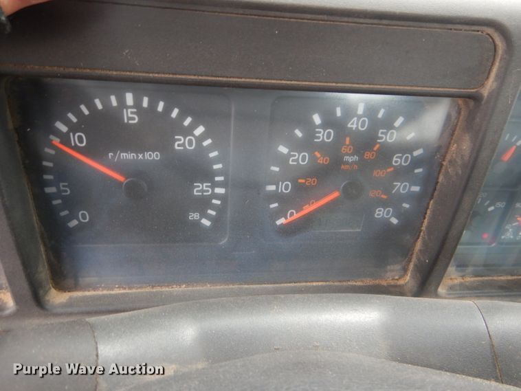 image for item DI2385 2000 Volvo VN semi truck